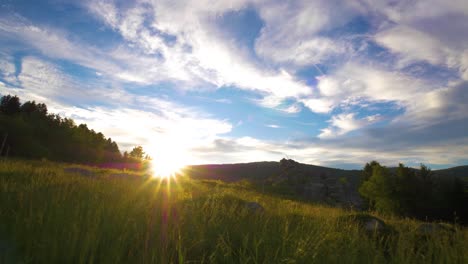 Wandern-Auf-Einem-Wilden-Feld-In-Den-Elsässischen-Bergen-Bei-Sonnenuntergang-In-Zeitlupe-In-Frankreich-In-Einer-Wunderschönen-Sommerlandschaft