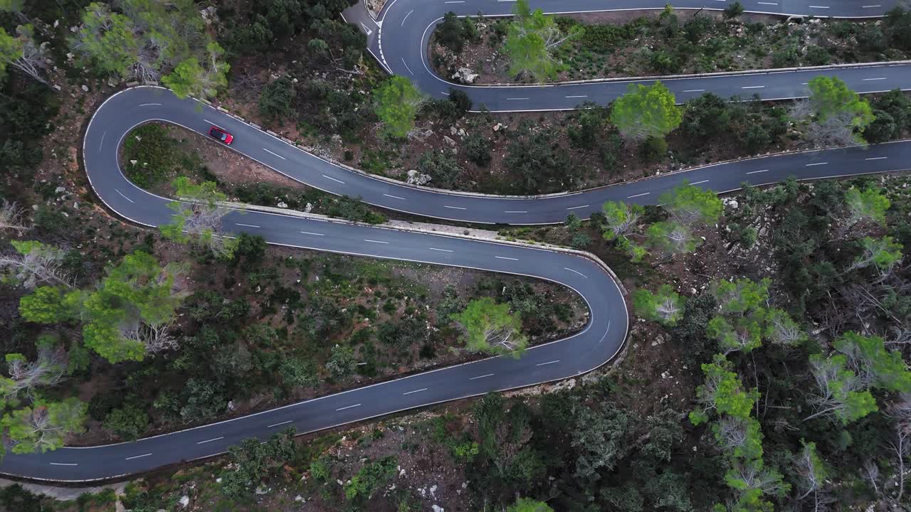 carretera serpenteante a través de las montañas en mallorca, españa