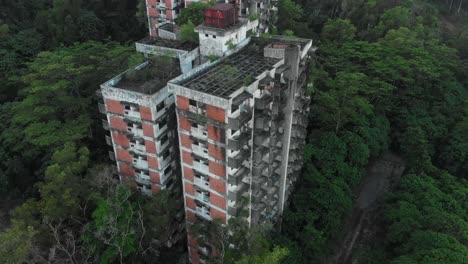 Luftaufnahme-Alter,-Verlassener-Hochlandtürme-In-Grüner-Vegetation-In-Kuala-Lumpur