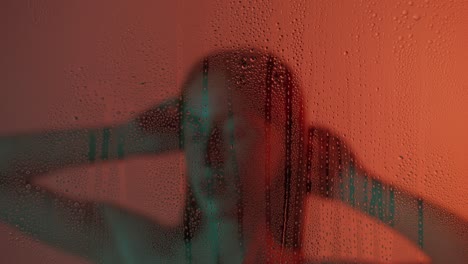 mujer de cabello rojo a través de una ventana de niebla