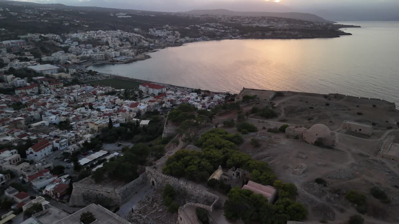 Splendida vista aerea che mostra la fortezza di Rethymno a Creta, Grecia, durante un tramonto dorato