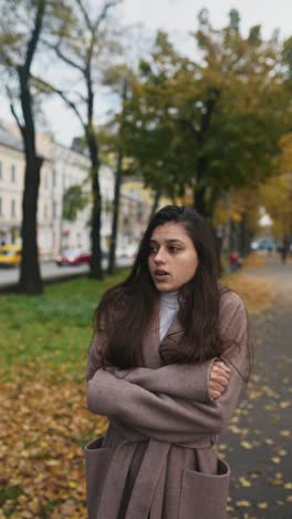 mujer en el parque de la ciudad de otoño