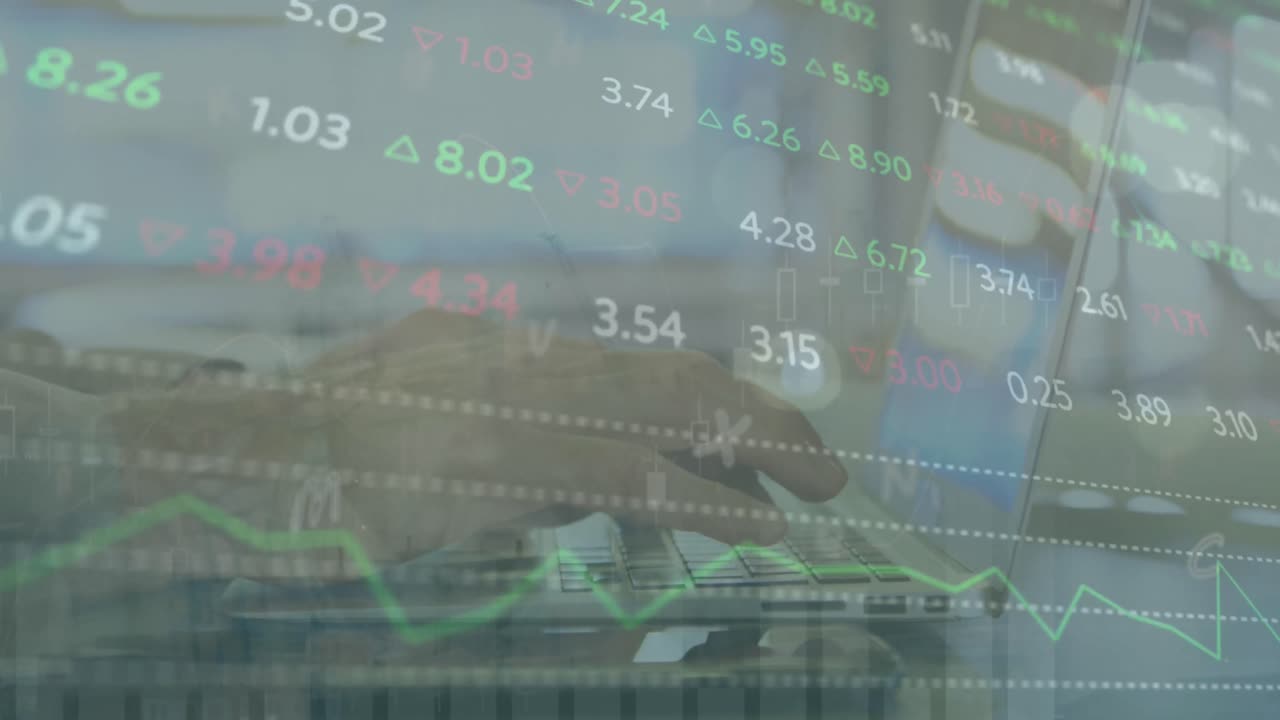 편지의 애니메이션, 노트북의 키보드에서 타이핑하는 백인 남자의 절단 된 손에 대한 거래 보드