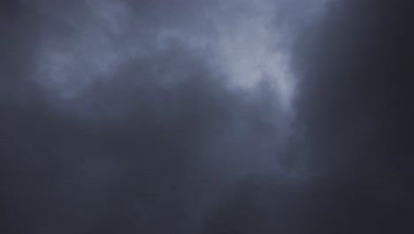 Nubes-Oscuras-De-Una-Tormenta-Se-Mueven-Rápidamente-En-El-Cielo-Durante-El-Día