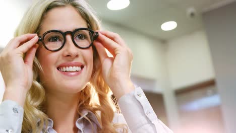 Cliente-Femenina-Sonriente-Probándose-Gafas