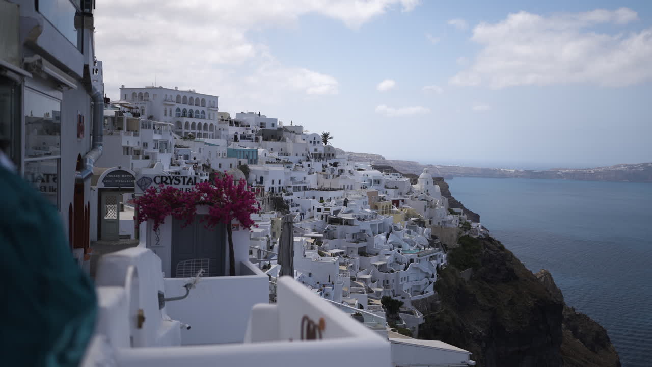 fotografía en cámara lenta de los famosos edificios blancos construidos en santorini, grecia