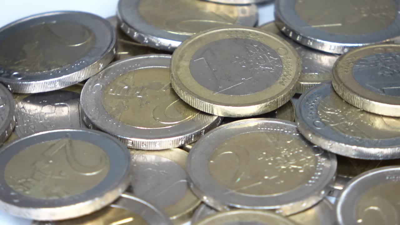 vista de enfoque selectivo en bucle en muchas monedas de euro en vista de cerca girando en círculo.
