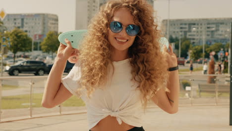 mujer con cabello rizado y patineta