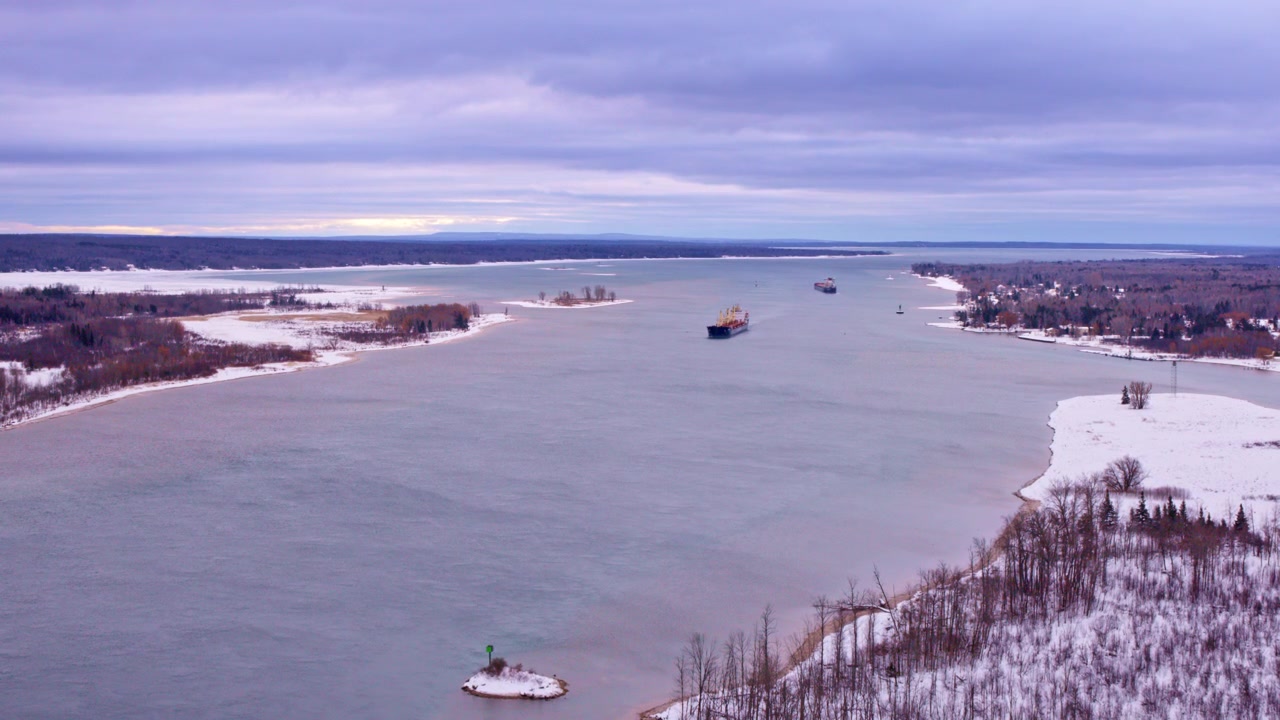 St. Marys Nehri kanalından geçen büyük bir kargo gemisinin drone görüntüsü.