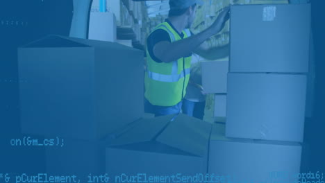 procesamiento de datos contra el repartidor caucásico apilando cajas de entrega en su furgoneta