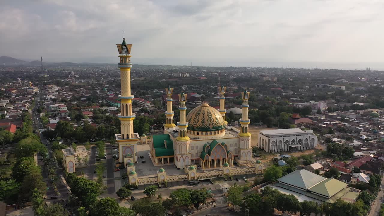 exterior del centro islámico ntb con la ciudad de mataram durante el día en lombok, indonesia