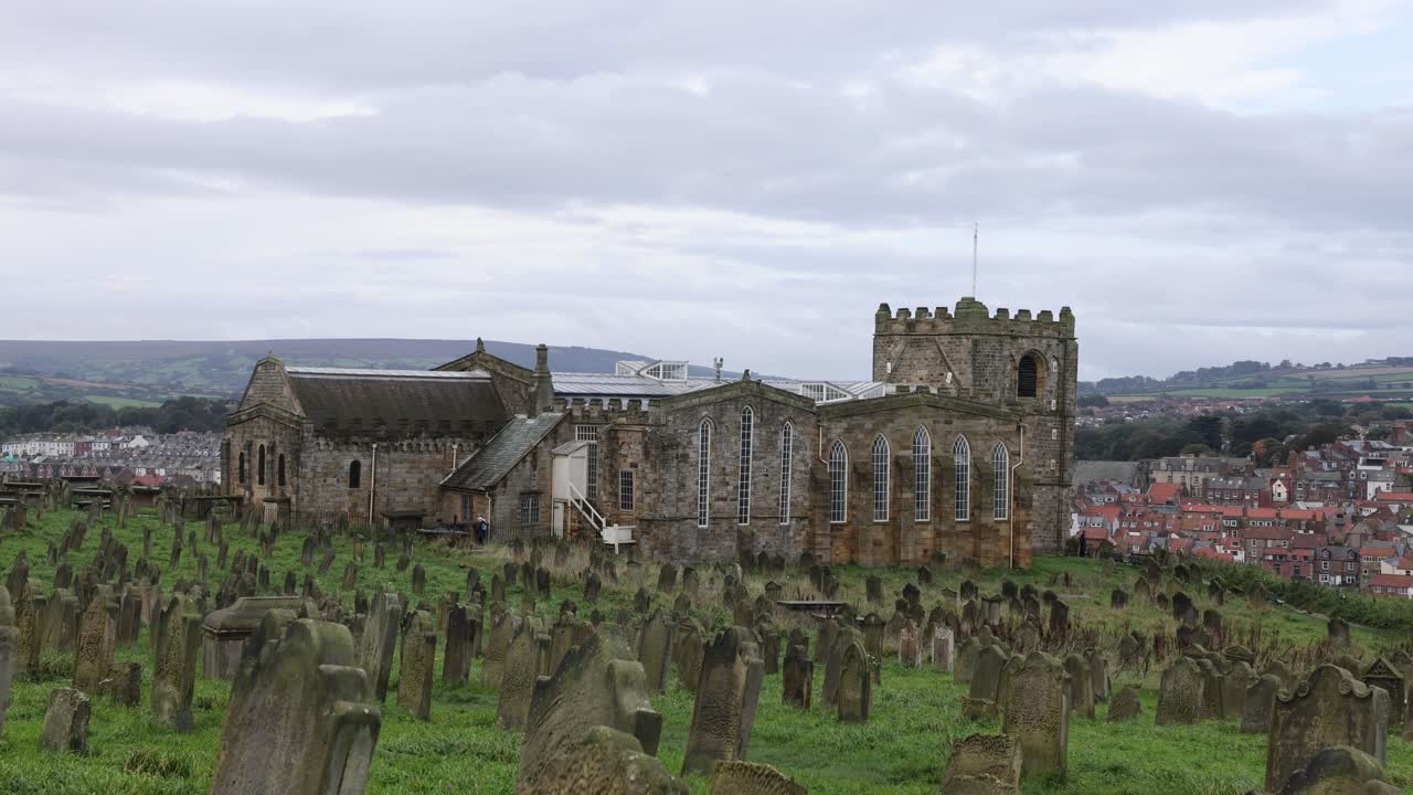 휘트비 사원 에 남아있는 오래된 역사적인 묘지의 정적