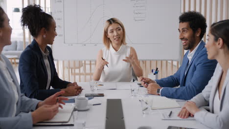 mooie aziatische zakenvrouw teamleider ontmoeting met collega's het delen van creatieve ideeën het bespreken van bedrijfsstrategie in het kantoor boardroom