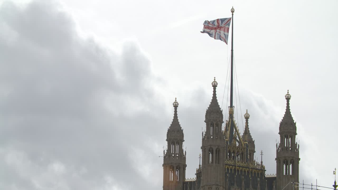 웨스트민스터 궁전에 펄럭이는 영국 국기
