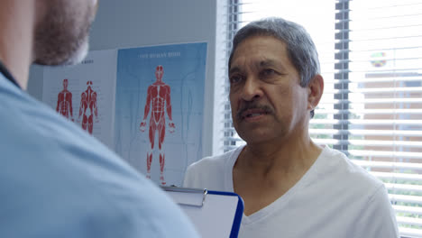 profesional médico y paciente en un hospital