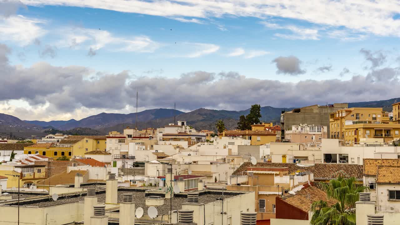 nubes de lluvia se acercan a la ciudad de málaga