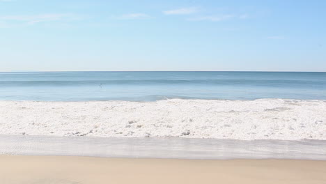 Las-Olas-Rompen-En-La-Playa-Durante-El-Día