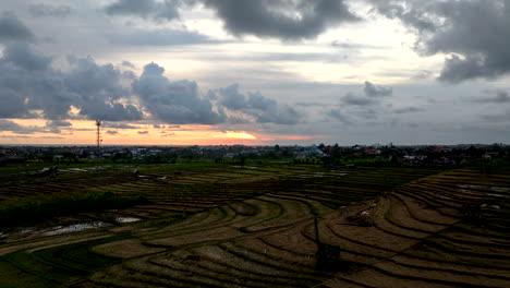 Cielo-Del-Atardecer-Con-Nubes-Abstractas-En-Movimiento-Sobre-Los-Campos-De-Arroz-Del-Pueblo-De-Canggu,-Bali