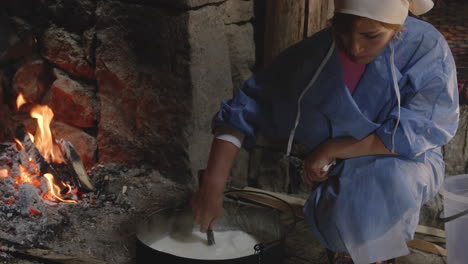 Mujeres-Poniendo-La-Leche-En-Cuajada,-Chobareti,-Georgia,-Inclinación-Hacia-Arriba,-Plano-Medio