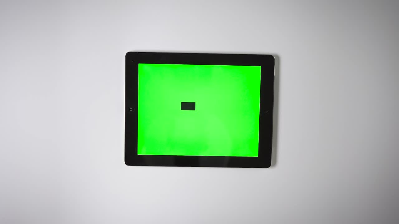 아래로 당기는 평평한 태블릿 녹색 화면 손가락