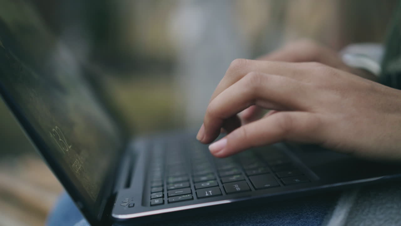 mujer trabajando en una computadora portátil al aire libre