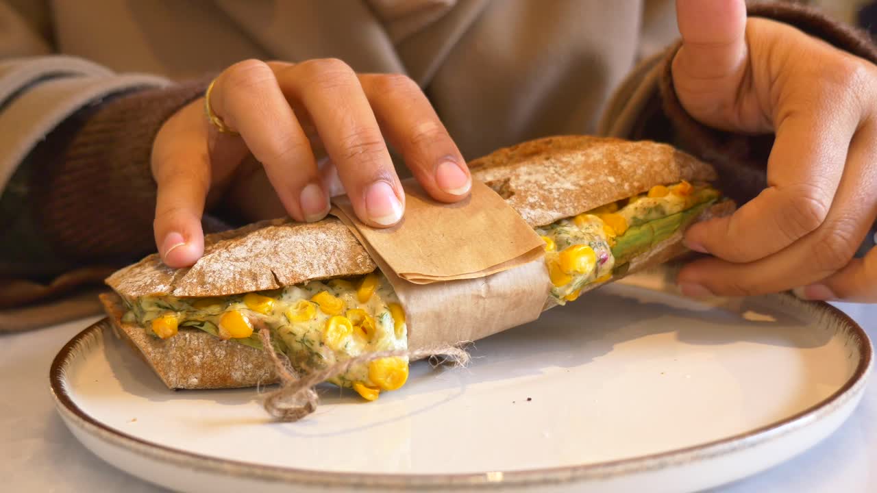Panino in fase di confezionamento