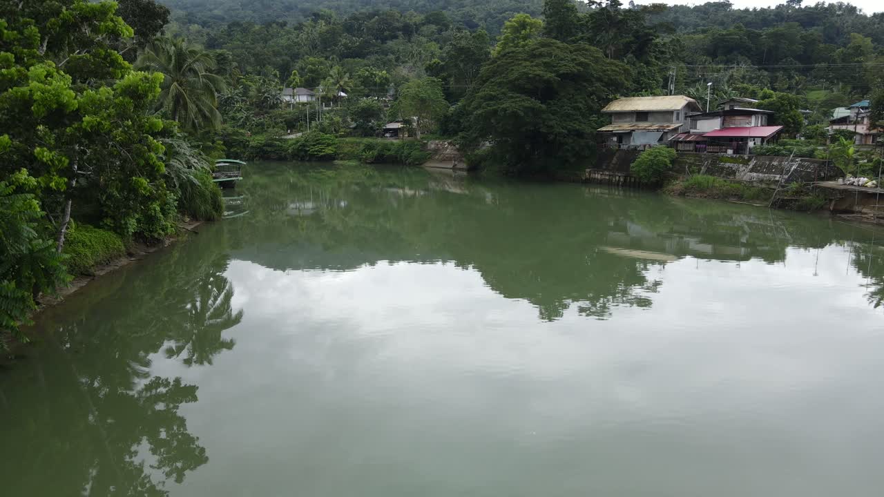 panorámica aérea alrededor del río loboc exploración en el santuario marino de cebu filipinas