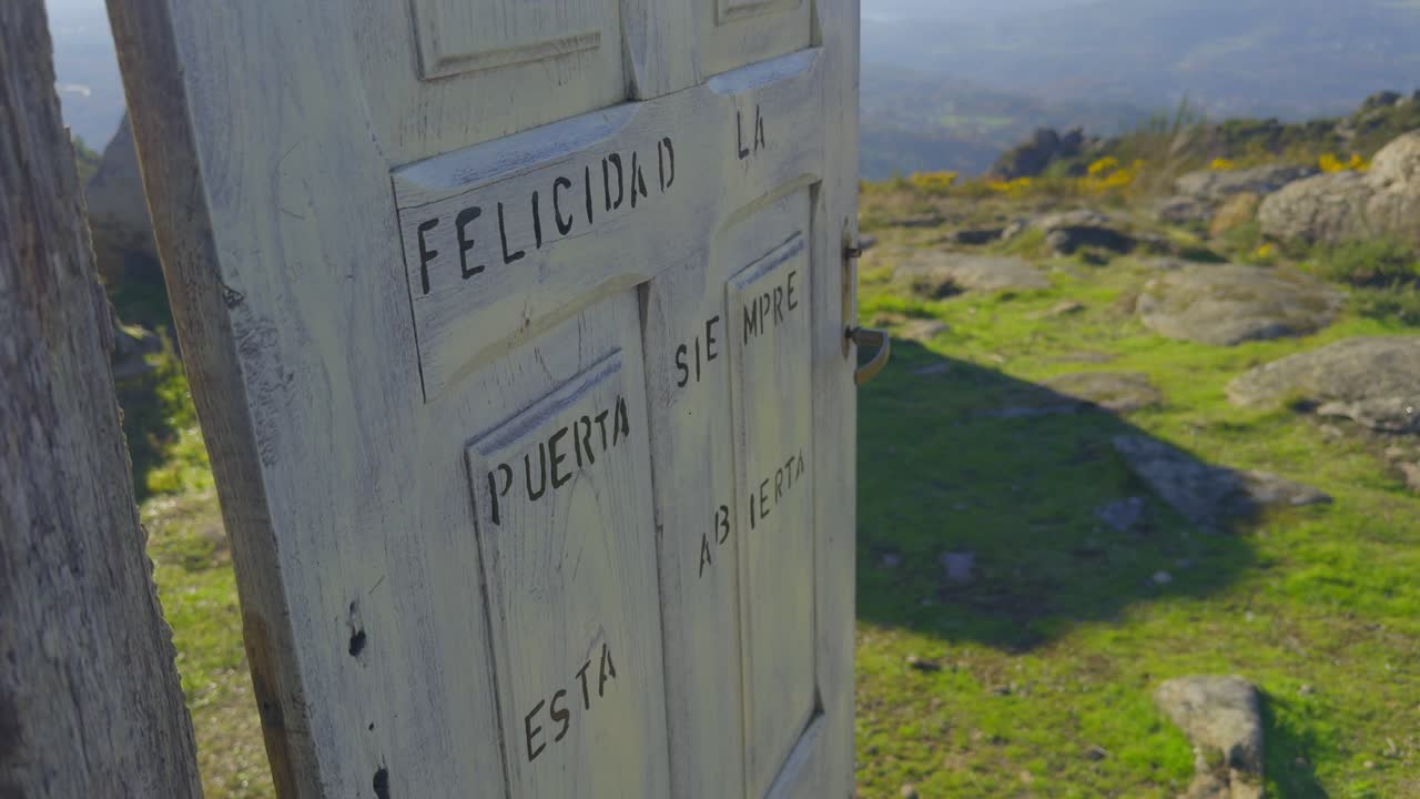 cerrar la puerta de madera blanca con unas pocas palabras en la parte superior de una montaña