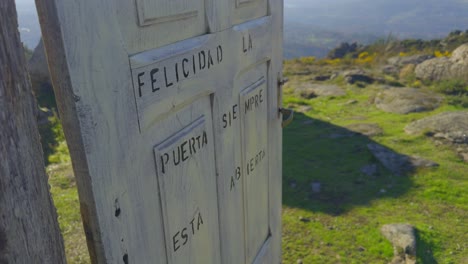 cerrar la puerta de madera blanca con unas pocas palabras en la parte superior de una montaña