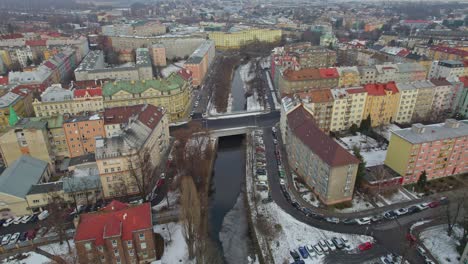 Olomouc-En-Invierno-Con-Calles-Nevadas-Con-Autos-Y-Edificios-Históricos