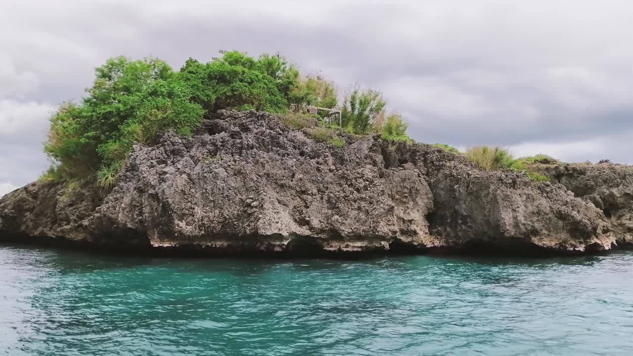 Casa abbandonata sulla costa rocciosa