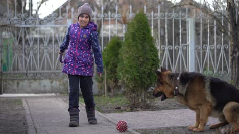 Armes-Kleines-Mädchen-Mit-Einem-Hund-Im-Dorf