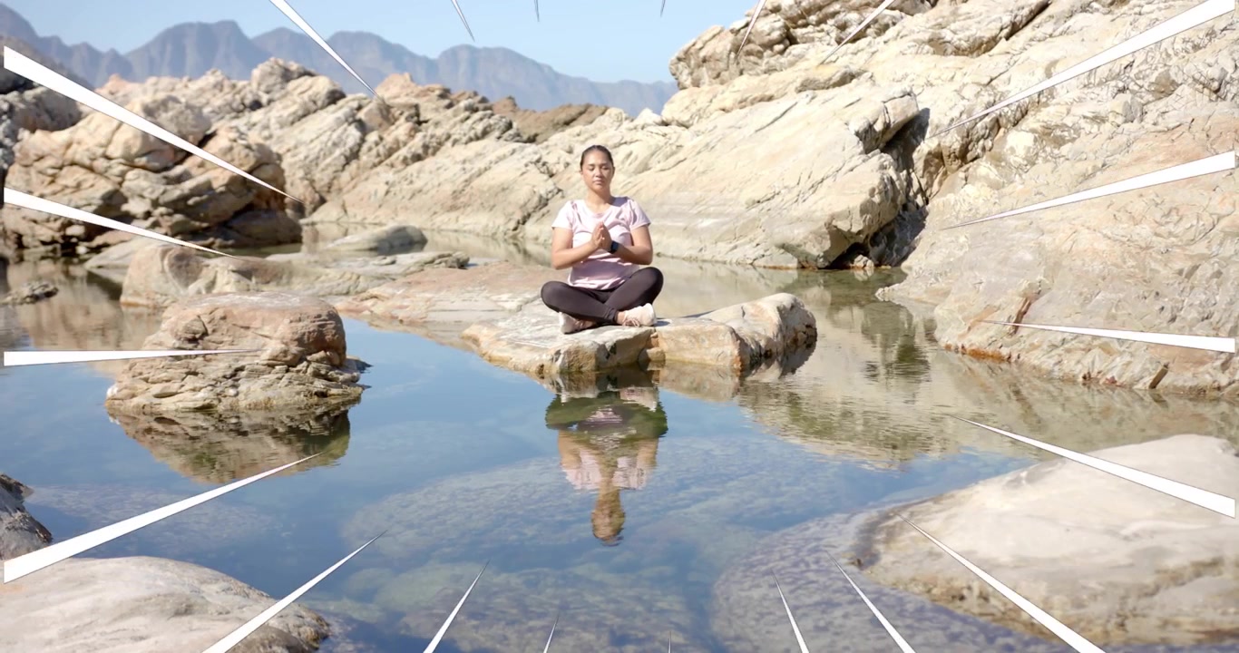 Femme joignant les paumes dans une piscine de canyon, créant des lignes radiales soulignant le bien-être.