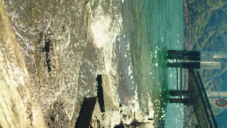 las olas golpean el puerto de la costa del lago de como en italia
