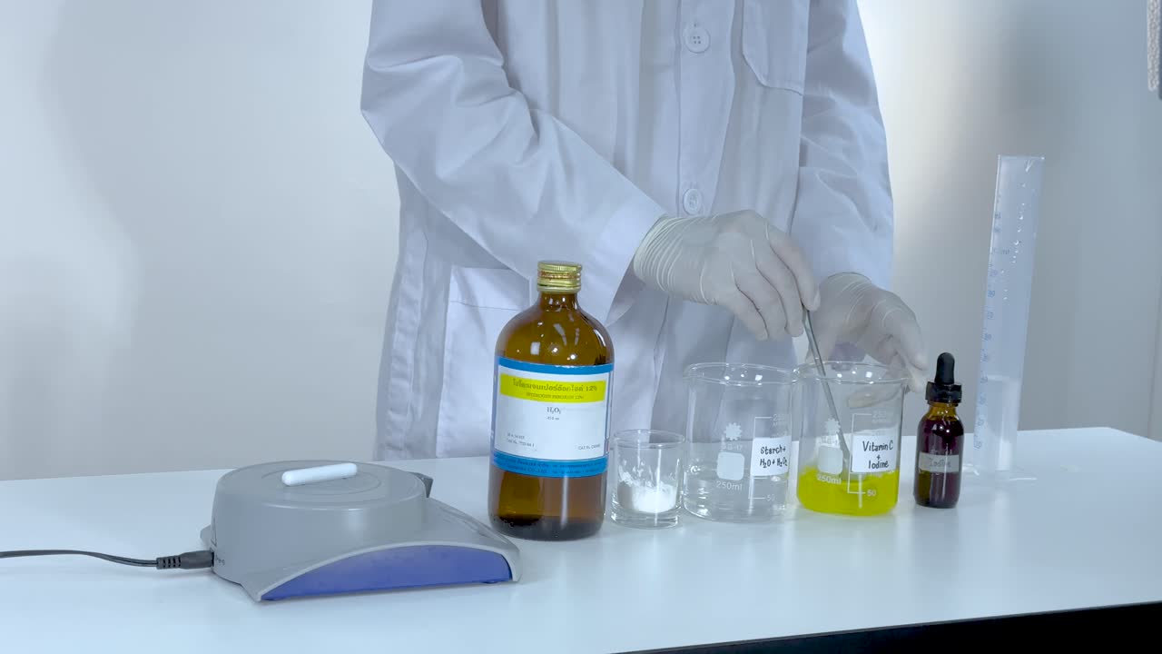 químico demuestra el experimento de reacción de reloj de yodo