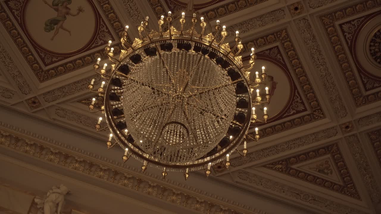 호화로운 빅토리아 시대의 오래된 샹들리에 3의 b-롤