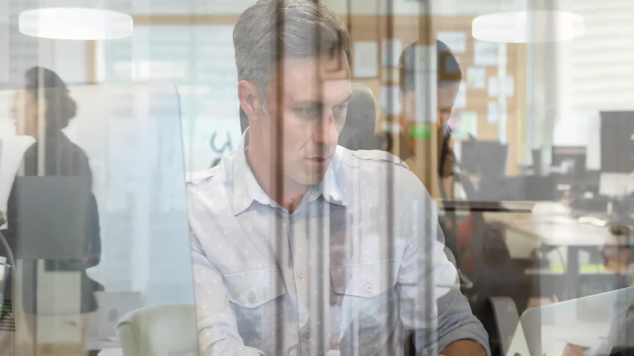 사무실에서 일하는 다양한 사업가들의 애니메이션