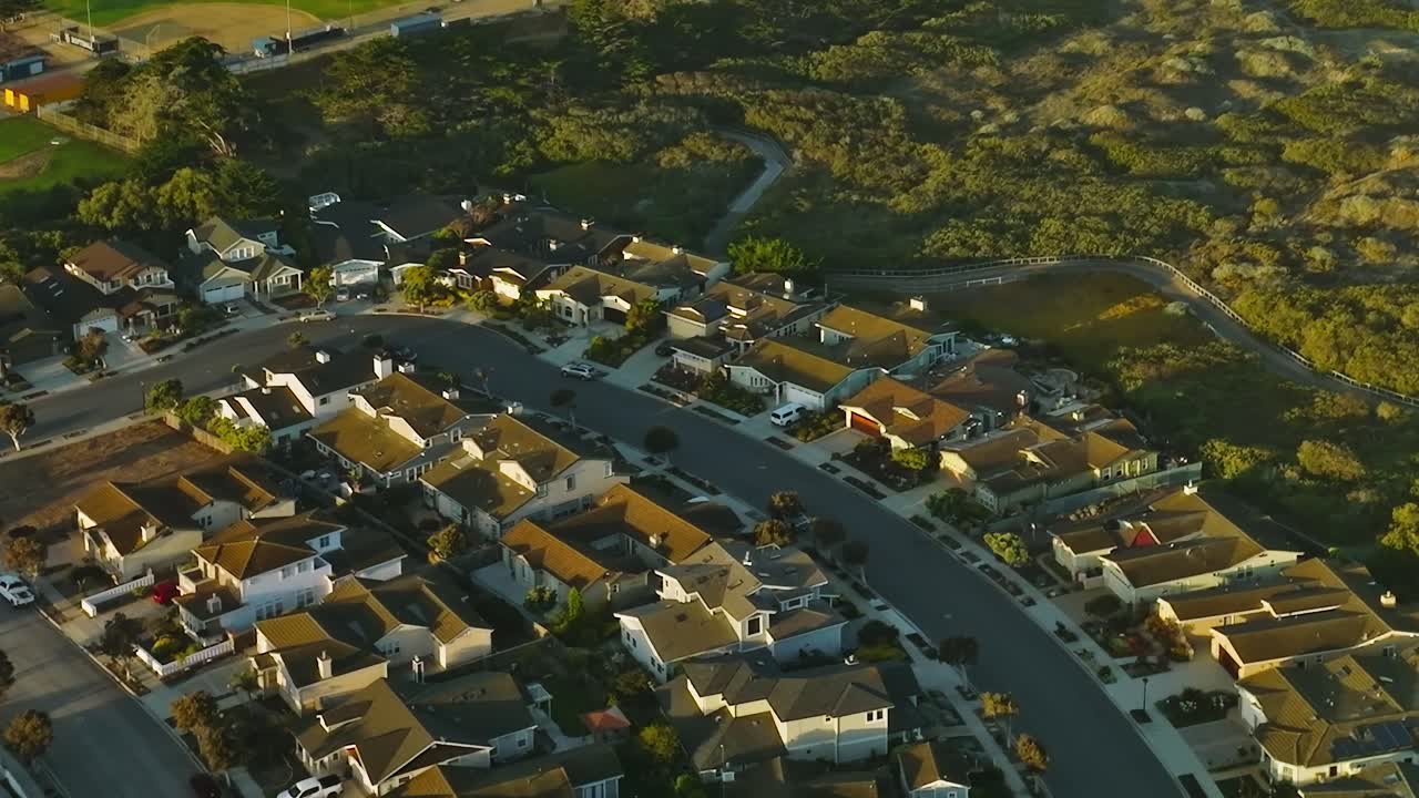 Vista aérea de un barrio residencial en California durante el atardecer