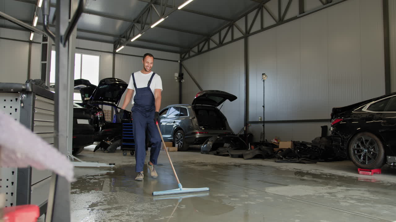 mecánico de barrido del piso del garaje