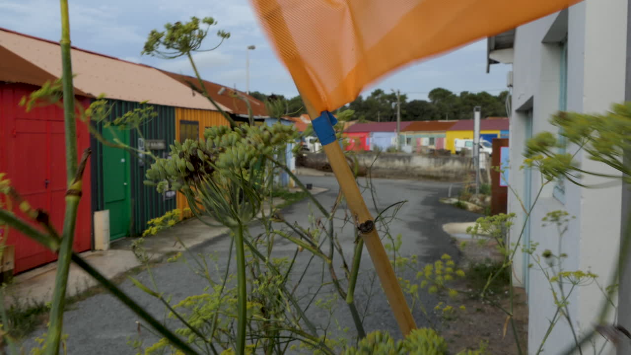 올레론 섬에 있는 프랑스 성 트로이 목마 항구의 측면 전망, 색깔 있는 집과 깃발의 바람
