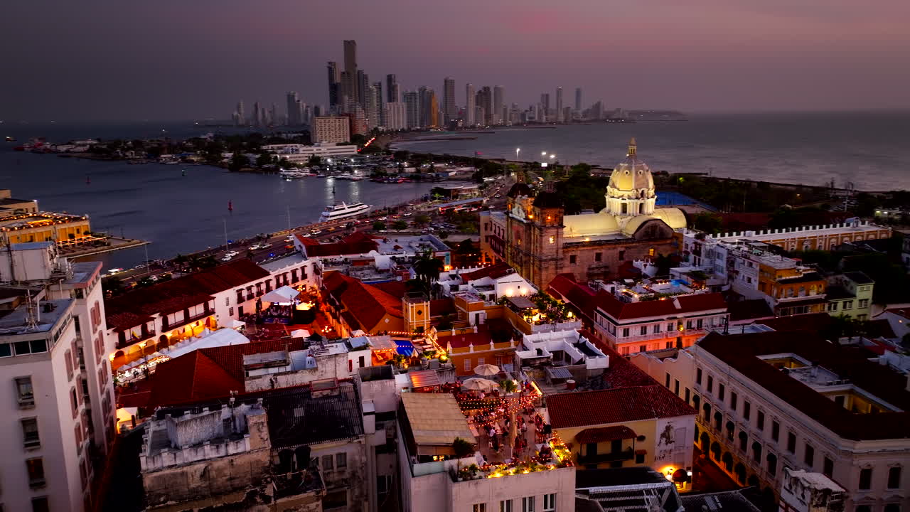 Centro Histórico de Cartagena e Bocagrande ao fundo ao crepúsculo, vista aérea