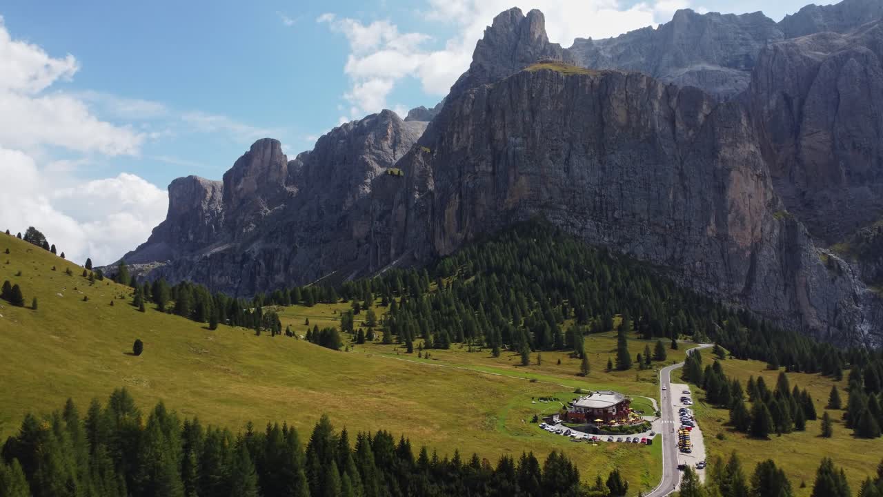 una toma de un dron de la carretera de los grandes dolomitas en italia durante el verano