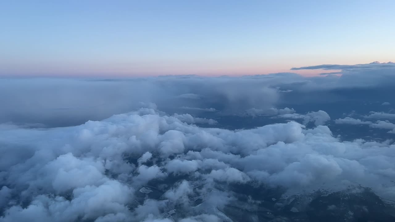 vista aérea de cabina en un frío invierno moornig con algunas nubes de nieve durante la aproximación al aeropuerto de bilbao