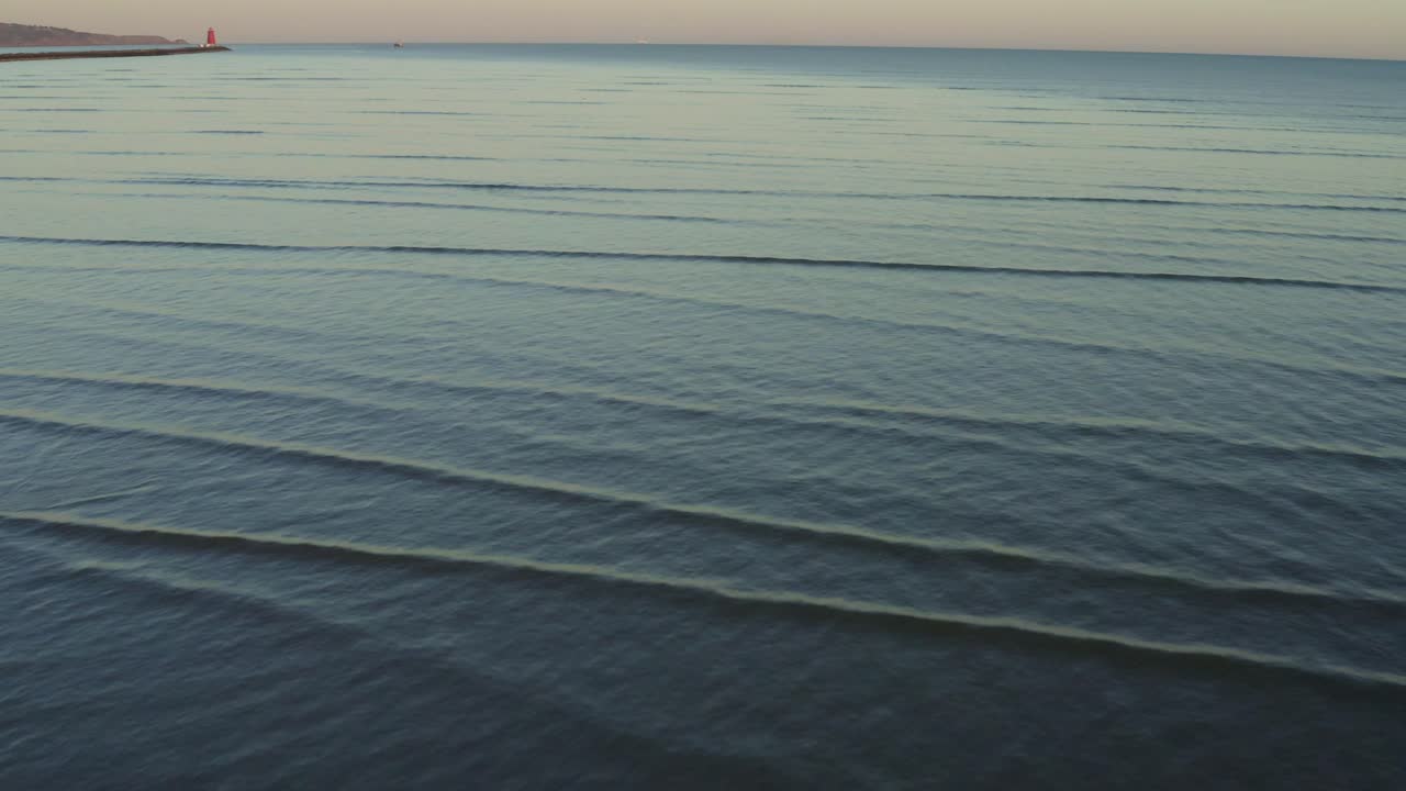 일몰 배경에서 아름다운 썰물 파도 위에 추상 공중