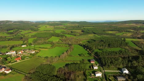 Castriz,-A-Coruña,-Galicia,-España---Una-Escena-Con-Residencias,-Tierras-De-Cultivo-Y-Vegetación-Exuberante---Toma-Aérea-Con-Drones