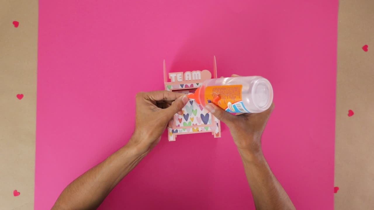 ensamblar y pegar piezas para un buen proyecto de artesanía de papel