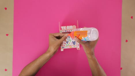 ensamblar y pegar piezas para un buen proyecto de artesanía de papel