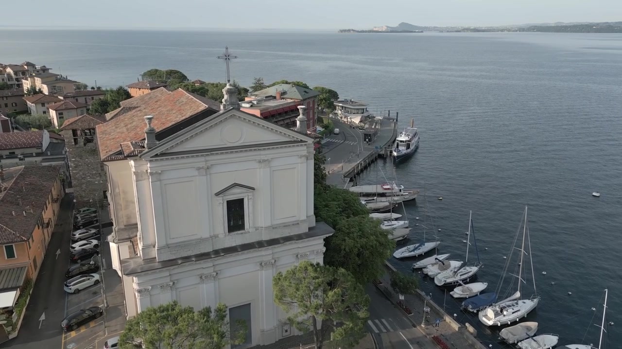Vista aerea della Chiesa di Sant'Andrea Apostolo nella provincia di Brescia, Italia.