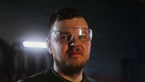 trabajador con gafas de seguridad