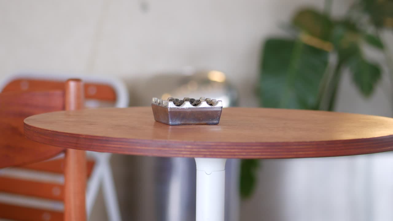 cenicero en una mesa de madera en un café